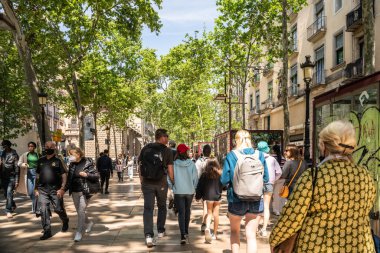 Barselona, İspanya - 25 Nisan 2022: Barcelona, İspanya 'da La Rambla' dan sokak manzarası. 