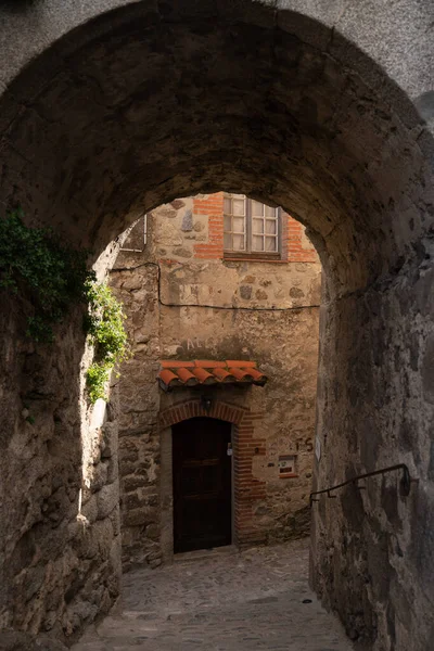 Ortaçağ Avrupa köyünden kalma antik taş mimarisi