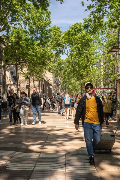 Barcelona Hiszpania Kwietnia 2022 Widok Ulicę Rambla Barcelonie Hiszpania Wieloma — Zdjęcie stockowe