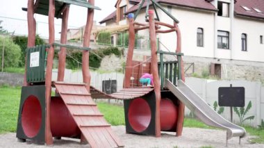 Çocuk parkında oynayan küçük kız. Yüksek kalite 4k görüntü