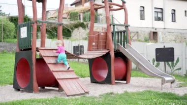 Çocuk parkında oynayan küçük kız. Yüksek kalite 4k görüntü