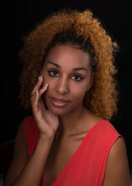 Retrato de uma jovem mulher em um low-key — Fotografia de Stock