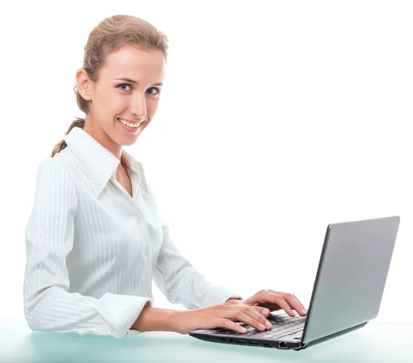 Assistente administrativo amigável na mesa com um laptop — Fotografia de Stock