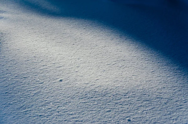 Sneeuw drijft laatste stralen van de zon — Stockfoto