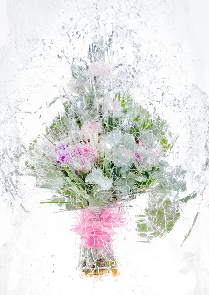 Нежный букет цветов на льду — стоковое фото