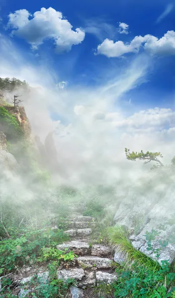 Paesaggio magico con montagne, cielo e rovine — Foto Stock
