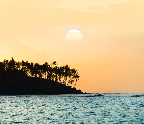 Solnedgång på stranden — Stockfoto