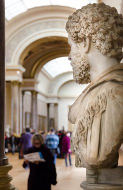 Louvre Müzesini ziyaret eden gezginler