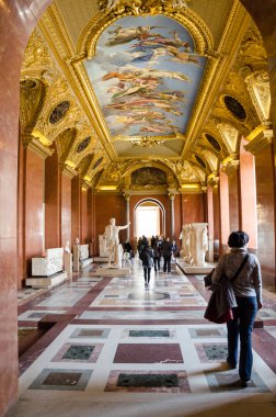 Louvre Müzesini ziyaret eden gezginler
