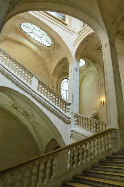 The interior stairway between the floors in the Louvre.