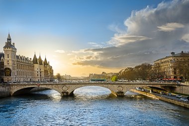 Günbatımı Değiştir Köprüsü (Pont au Changeux) ve Conciergerie aydınlatır