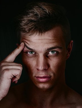 sanatsal yakışıklı bir adam portresi