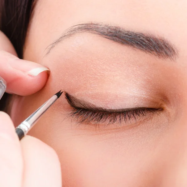 Schoonheidsspecialiste kunstenaar toepassing van make-up — Stockfoto