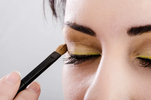 Artista esteticista aplicando maquillaje —  Fotos de Stock