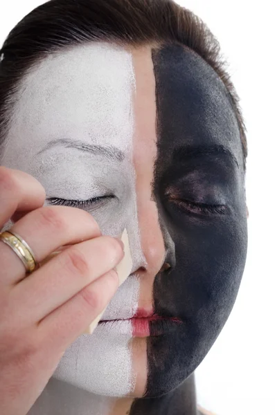 Artista esteticista aplicando maquiagem — Fotografia de Stock