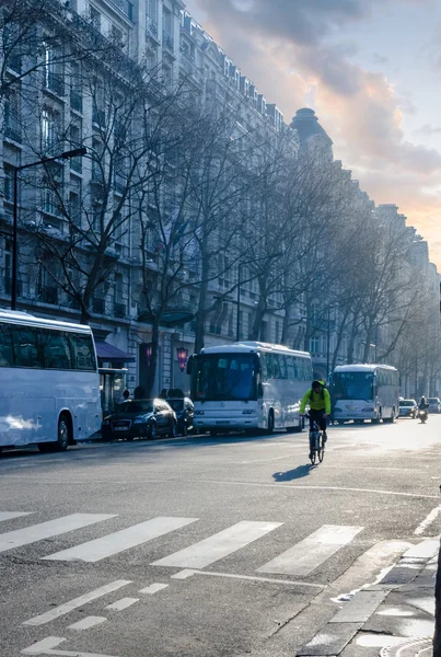 Vroege ochtend, raken eerste stralen van de zon de straten van Parijs — Stockfoto