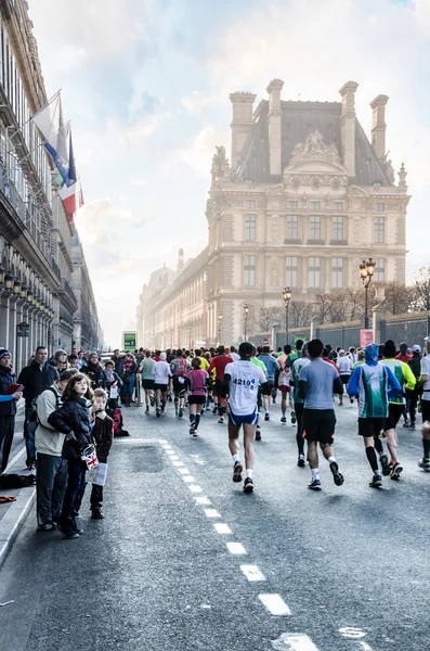 Espectadores y participantes de la Maratón anual de París sobre la — Foto de Stock