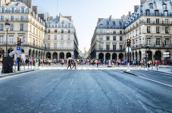 Espectadores y participantes de la Maratón anual de París sobre la — Foto de Stock