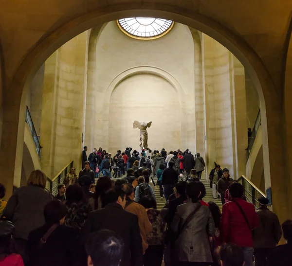 Trippers admire Winged Victory of Samothrace, also called the Ni — Stock Photo, Image