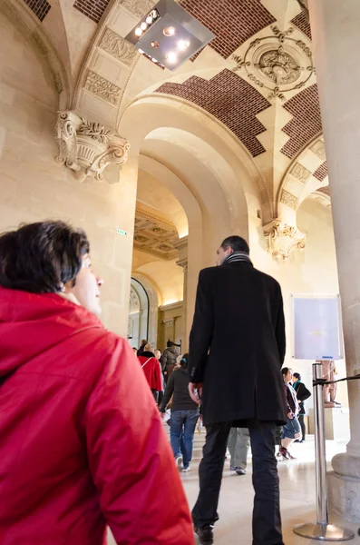 Экскурсоводы в посещении музея Лувра — стоковое фото