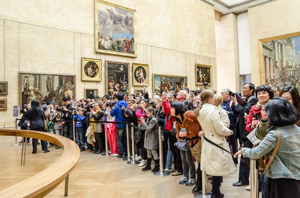 Besucher bewundern das Porträt der mona lisa — Stockfoto