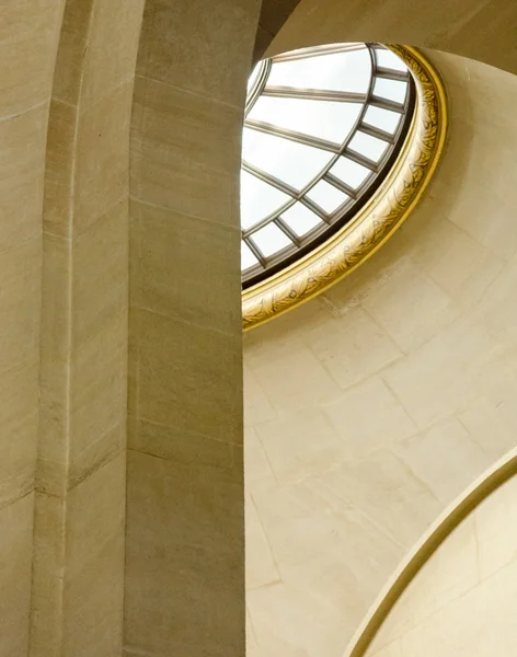 A escada interior entre os andares do Louvre . — Fotografia de Stock