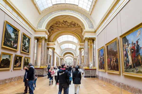 Trippers bij het bezoek aan het Louvre Museum — Stockfoto