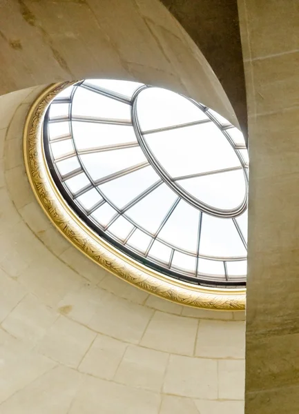 The interior stairway between the floors in the Louvre. — Stock Photo, Image