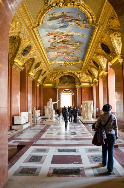 Viajeros en la visita del Museo del Louvre — Foto de Stock