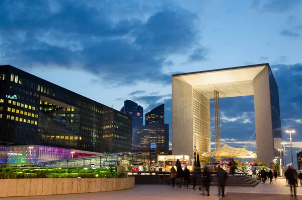 Moderní architektura v la Défense pozdě v noci — Stock fotografie