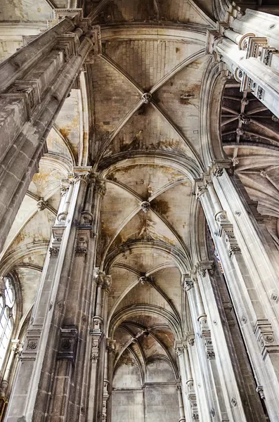 El gran interior de la histórica iglesia de Saint-Eustache — Foto de Stock
