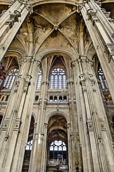 Het grand interieur van de kerk van landmark saint-eustache — Stockfoto