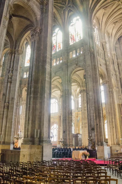 O grande interior da histórica igreja Saint-Eustache — Fotografia de Stock