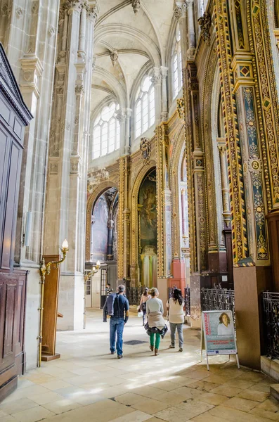 O grande interior da histórica igreja Saint-Eustache — Fotografia de Stock