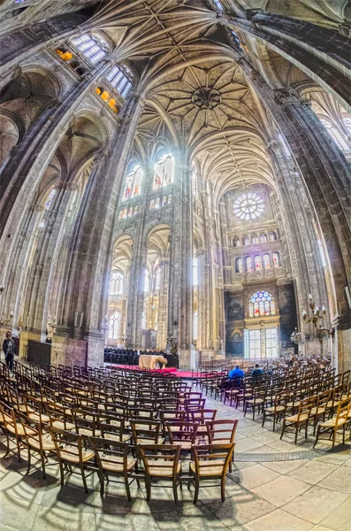 O grande interior da histórica igreja Saint-Eustache — Fotografia de Stock