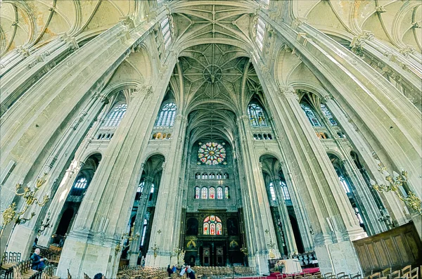 O grande interior da histórica igreja Saint-Eustache — Fotografia de Stock