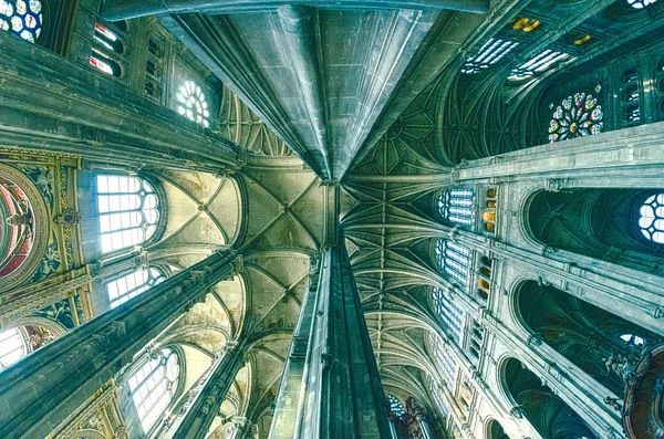 Het grand interieur van de kerk van landmark saint-eustache — Stockfoto