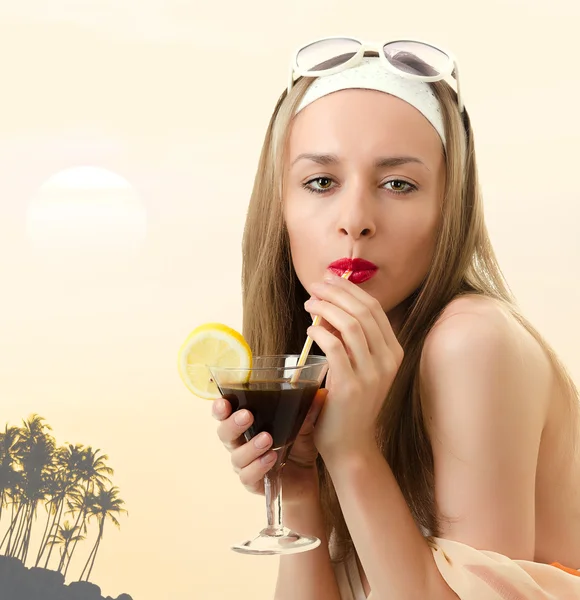 Caucasian woman drinks unrecognizable cocktail — Stock Photo, Image