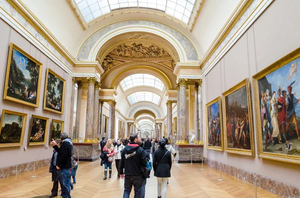 Kirándulók a Louvre Múzeum látogatása során Stock Kép