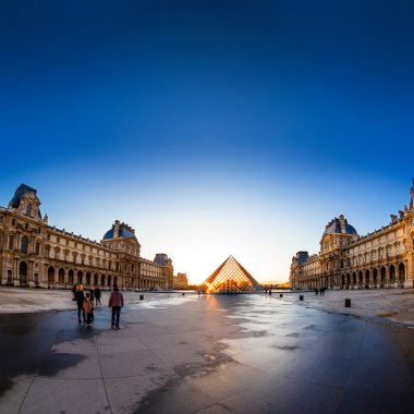 günbatımı louvre Müzesi cam piramit parlar