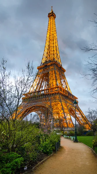 The Eiffel Tower Lit Up At Night From The Champ De Mars Park — Stock Photo, Image