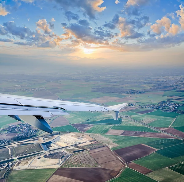 Widok z lotu ptaka przez iluminator samolotem — Zdjęcie stockowe