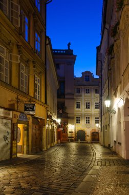gece Prag'da fener ile dar sokak