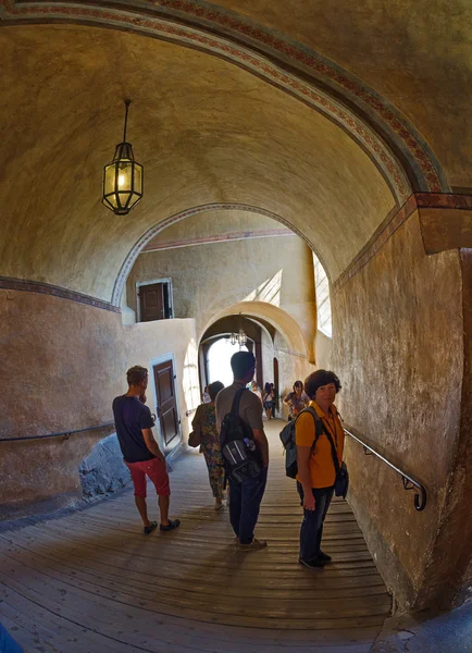 Turisté chodit chodbami středověkého hradu — Stock fotografie