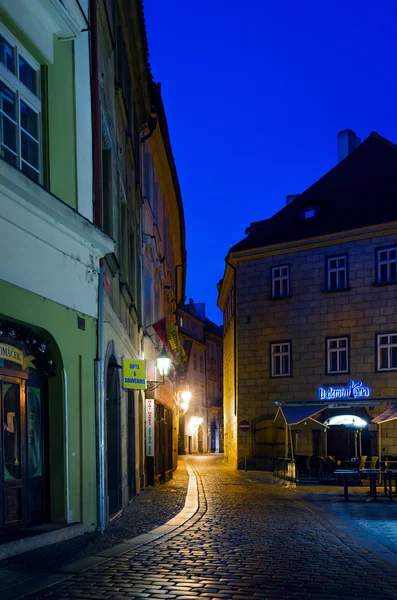 Smala gränd med lyktor i Prag på natten — Stockfoto