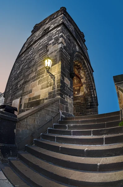 Torre na Ponte Charles em Praga no início da manhã ao sol — Fotografia de Stock