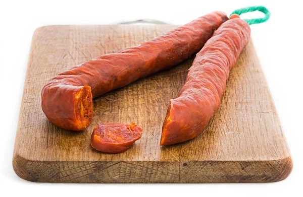 Chorizo rebanado en tabla de cortar madera — Foto de Stock