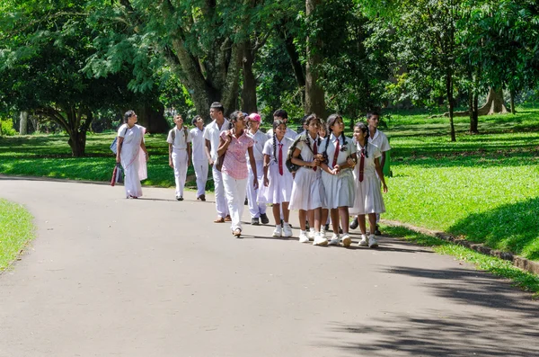 Groep van leerlingen in een traditionele school kleren op excursie in — Stockfoto