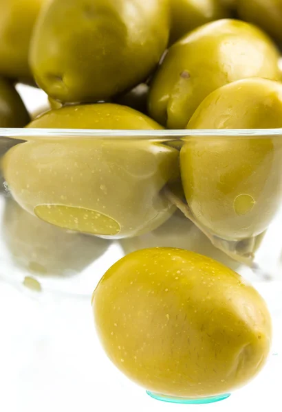 Olivenfrüchte aus nächster Nähe auf weißem Hintergrund — Stockfoto