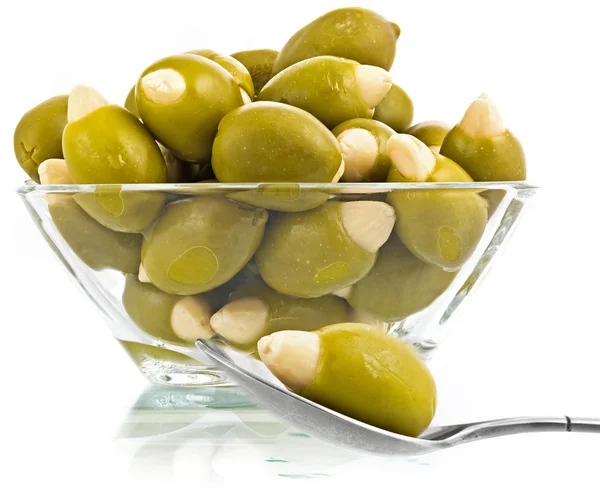Olivenfrüchte aus nächster Nähe auf weißem Hintergrund — Stockfoto
